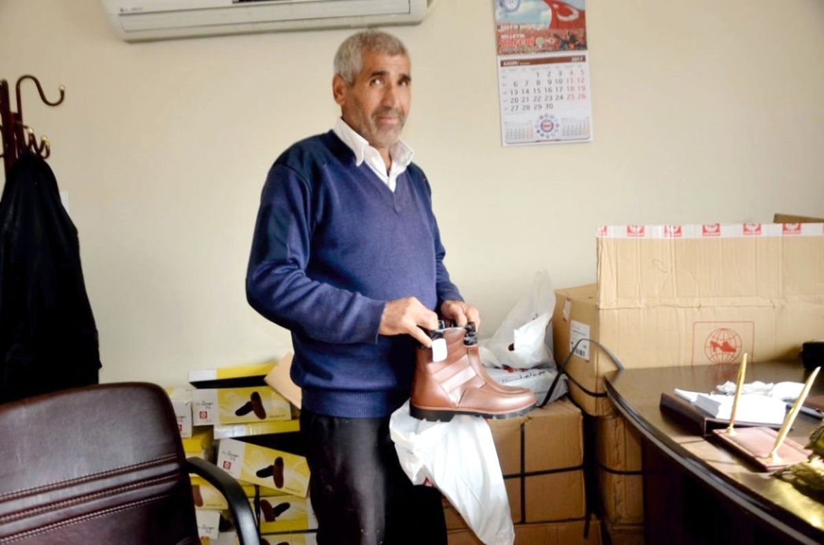 Kahta Belediyesi Kışlık Bot Dağıtımı Yaptı