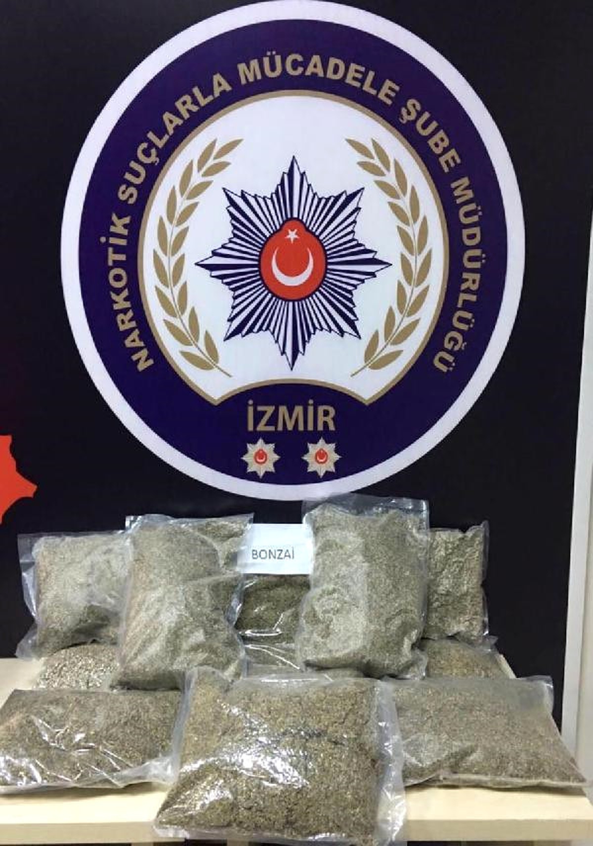 Kız Arkadaşıyla Aile Görüntüsü Verdi, Narkotik Köpeği Bonzaiyi Ses Sisteminde Buldu