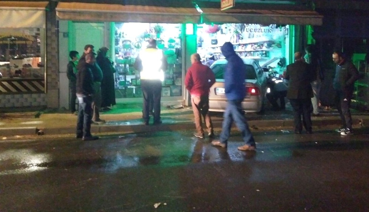 Kontrolden Çıkan Otomobil Züccaciye Dükkânına Girdi