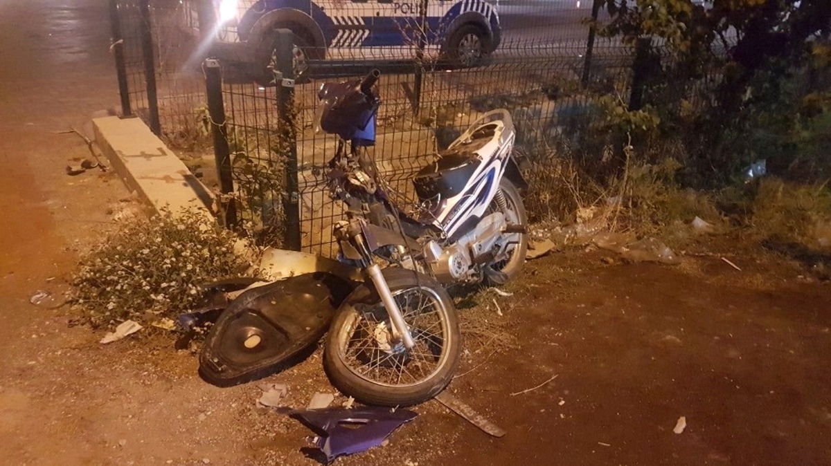 Kula\'da Motosiklet Otomobile Çarptı: 1 Yaralı