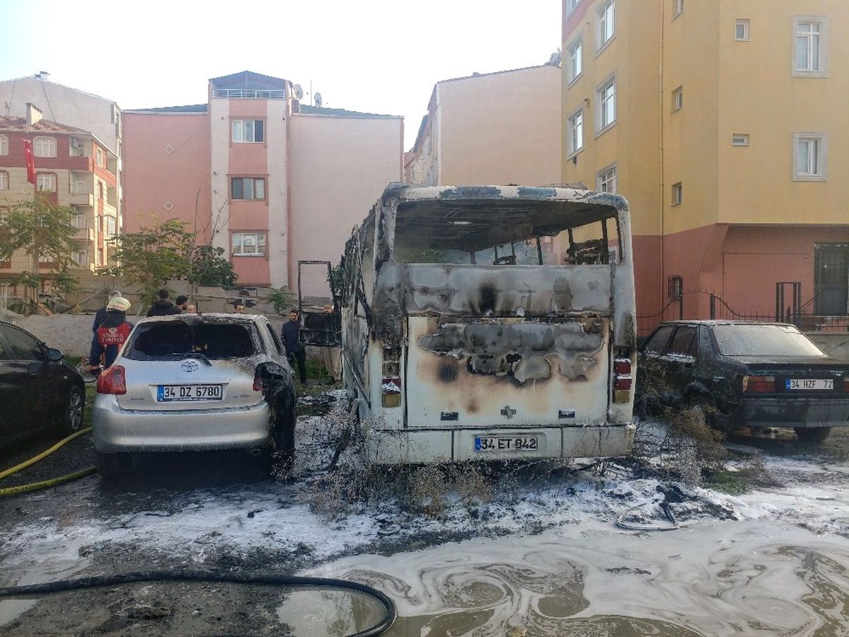 Kundaklanan Minibüs Böyle Yandı