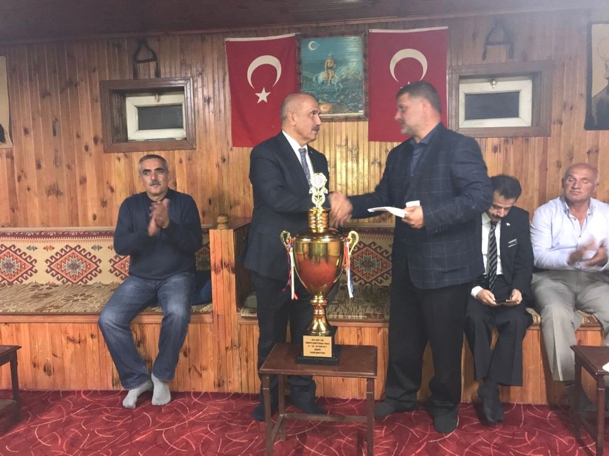 Milletvekili Ilıcalı\'dan Şampiyon Atlı Spora Arpa Desteği