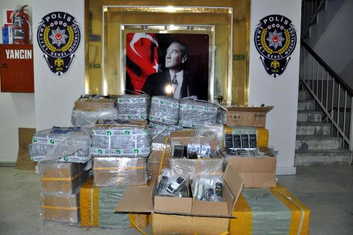 Minibüste 8 Bin Kaçak Cep Telefonu Ele Geçirildi