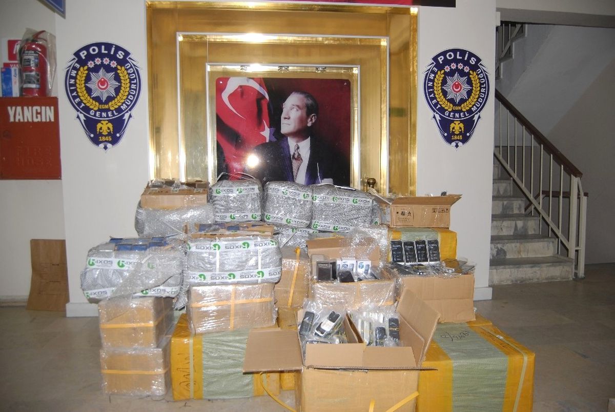 Minibüsün İçinden 20 Milyon Liralık Kaçak Telefon Çıktı