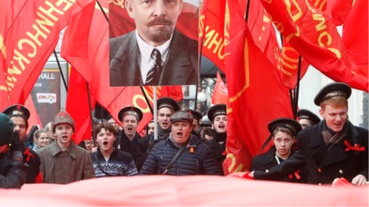 Moskova Sokaklarında Devrim\'in 100. Yılını Kutladı