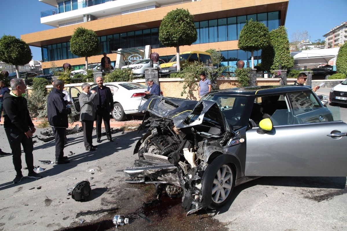 Otomobiller Çarpıştı: 1 Yaralı