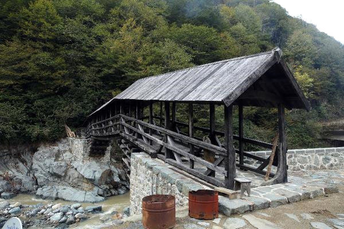 Rize\'de Yağmurdan Korumak İçin Köprünün Üzeri Kapatıldı
