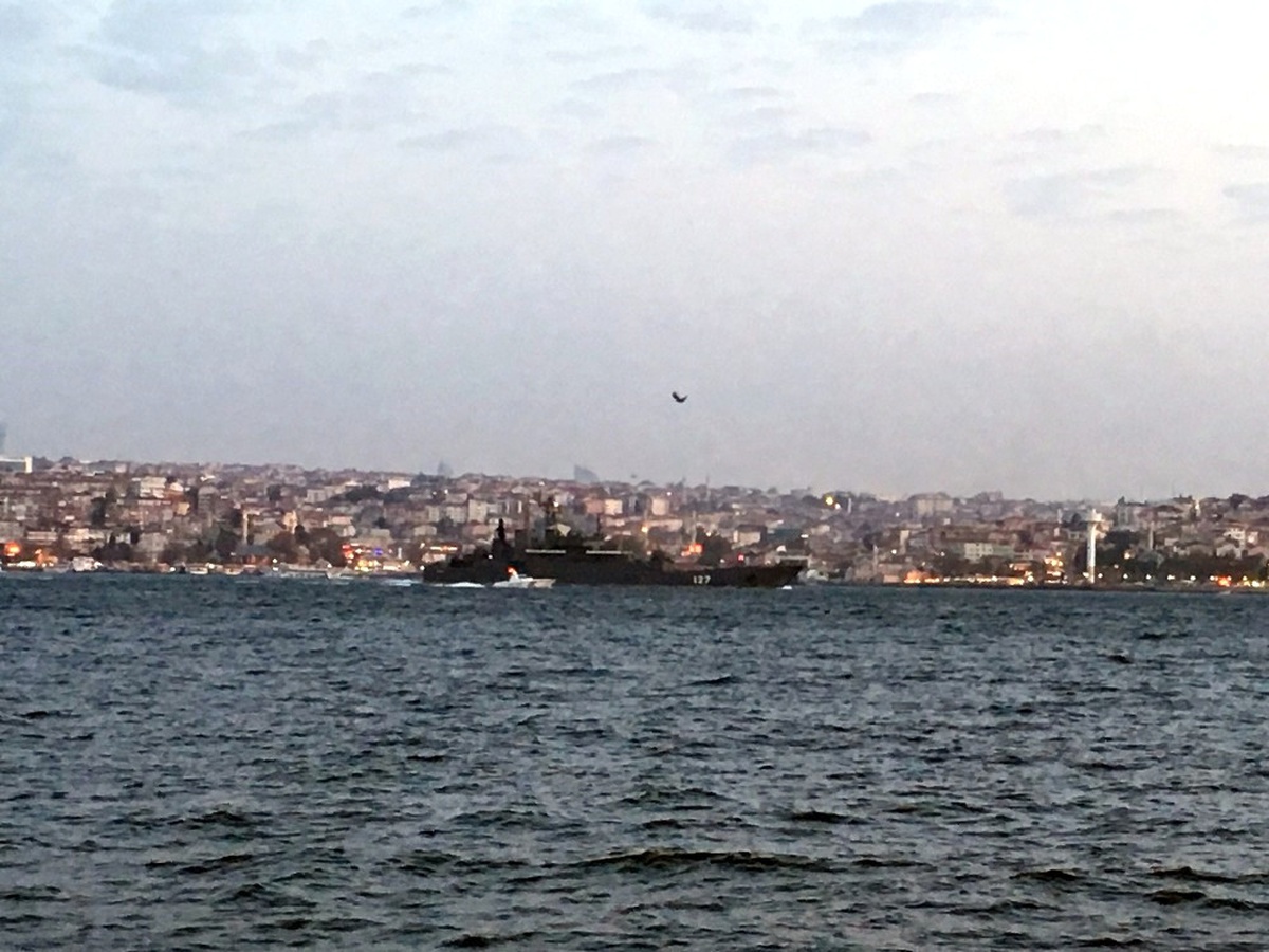 Rus Savaş Gemisi İstanbul Boğazı\'ndan Geçti
