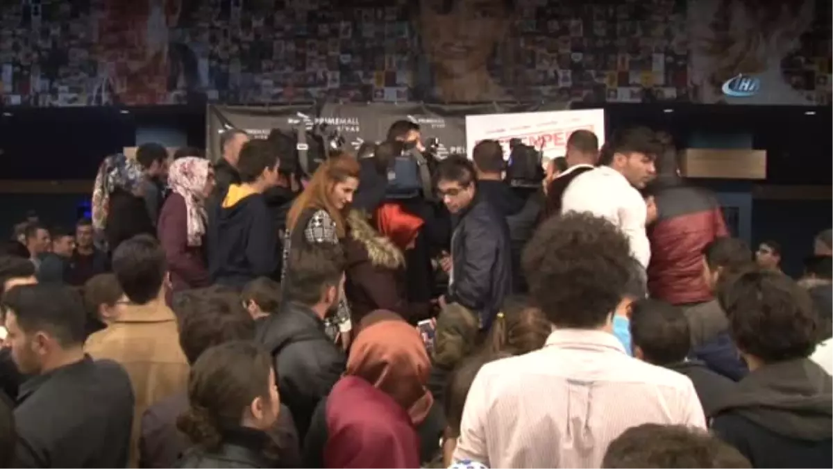 Şafak Sezer Hayranlarıyla Buluştu