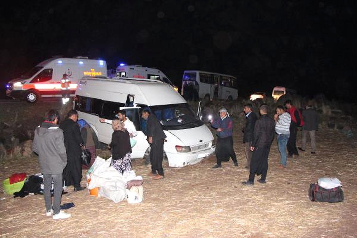 Şanlıurfa\'da Tarım İşçilerini Taşıyan Minibüs Devrildi: 12 Yaralı