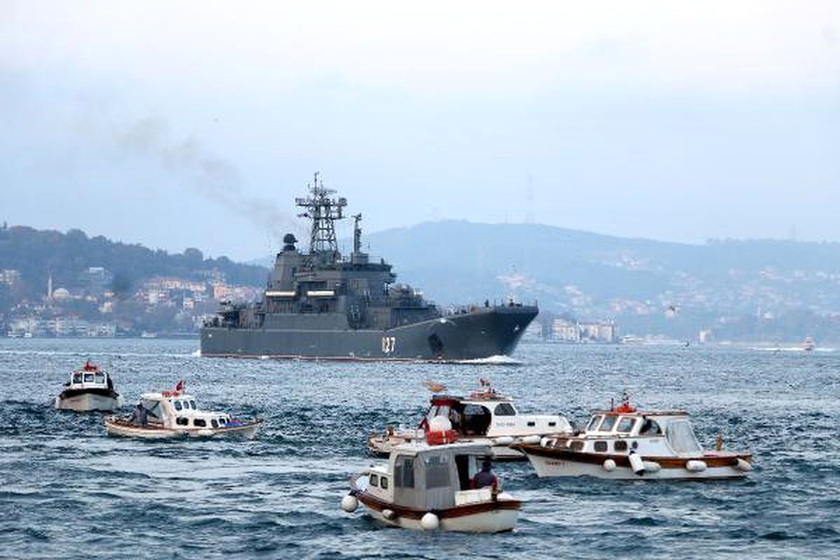 Savaş Gemisi Boğazdan Geçti