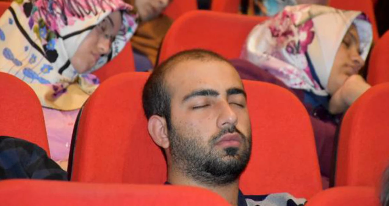 Sivas\'ta \'Epilepsi\' Sempozyumunda Yorgunluğuna Yenik Düşen Öğrenciler Uyuyakaldı