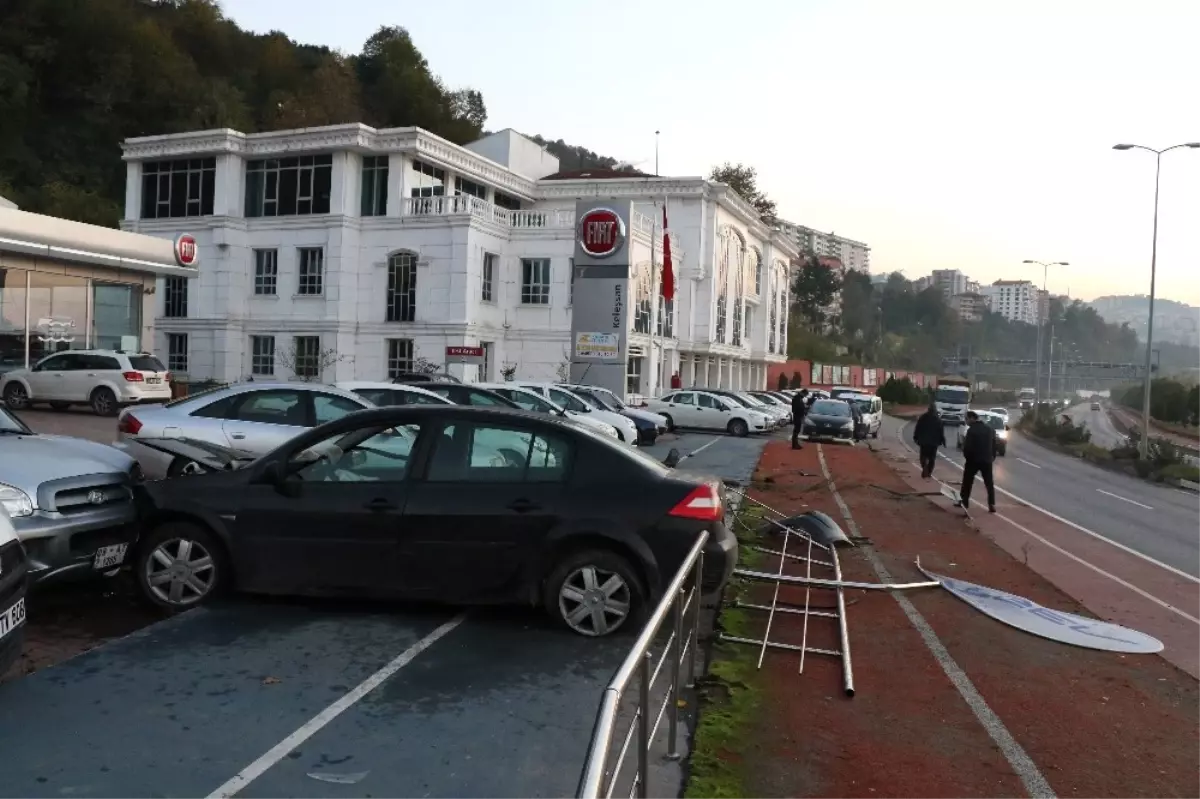 Şoför Direksiyonda Uyudu, Kaldırımı Aşıp Park Halindeki Araçların Arasına Daldı