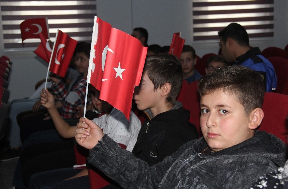 Suriyeli Çocuklardan Emniyet Müdürüne "Adana Köprü Başı" Türküsü Sürprizi