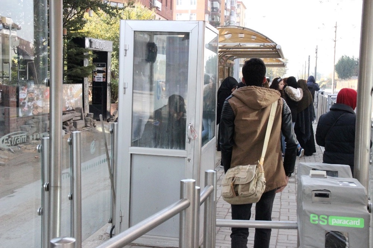 Tek Kişilik Alüminyum Kulübede Zorlu Tramvay Nöbeti