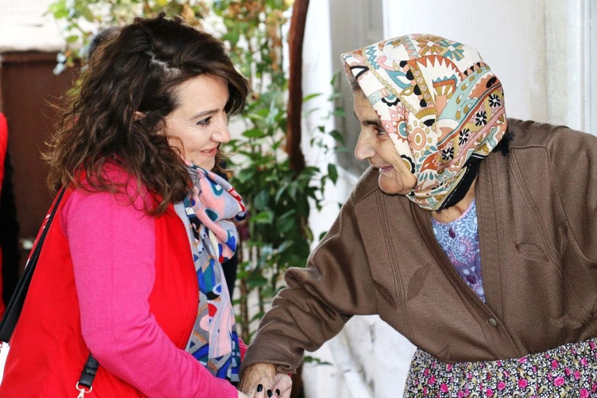 Yaşlı Çınarlara \'Tonca Mutluluk\' Götürüyorlar
