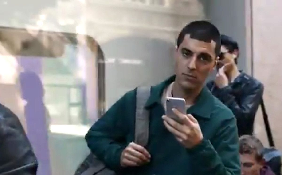 Yeni Samsung Galaxy Reklamı İphone X ile Dalga Geçiyor, Saçlara Dikkat