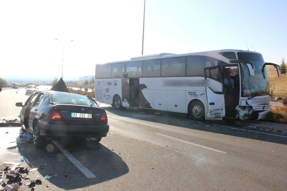 Yolcu Otobüsü ile Otomobil Kafa Kafaya Çarpıştı: 1\'i Ağır 2 Yaralı