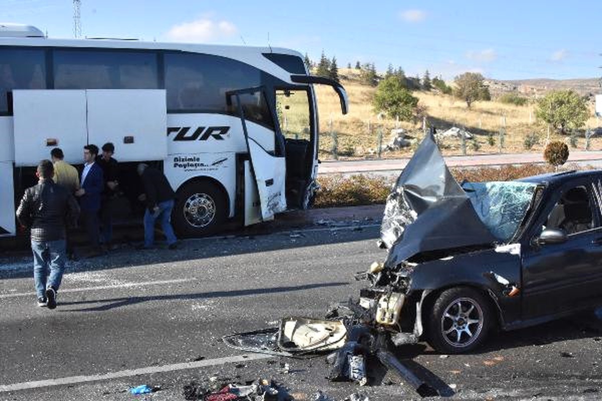 Yolcu Otobüsü, Ters Yöne Giren Otomobille Çarpıştı: 2 Yaralı