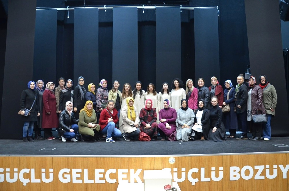 3. Uluslararası Bozüyük Metristepe Tiyatro Günleri\'nde "Kadın Ölüleri" Oyunu Sahnelendi