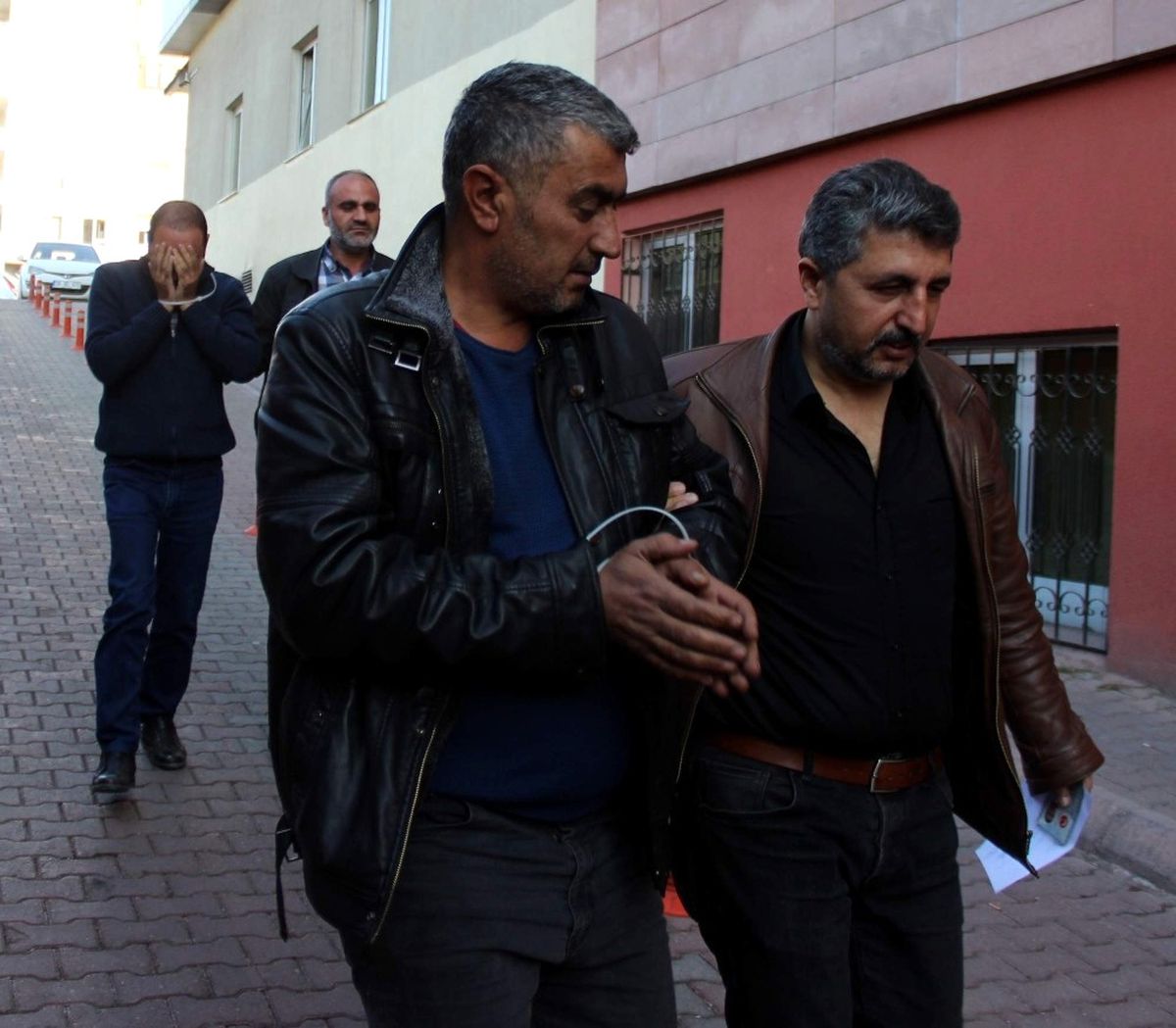 69 Bin 800 Paket Kaçak Sigarayla Yakalanan Şahıslar Adliyeye Çıkarıldı