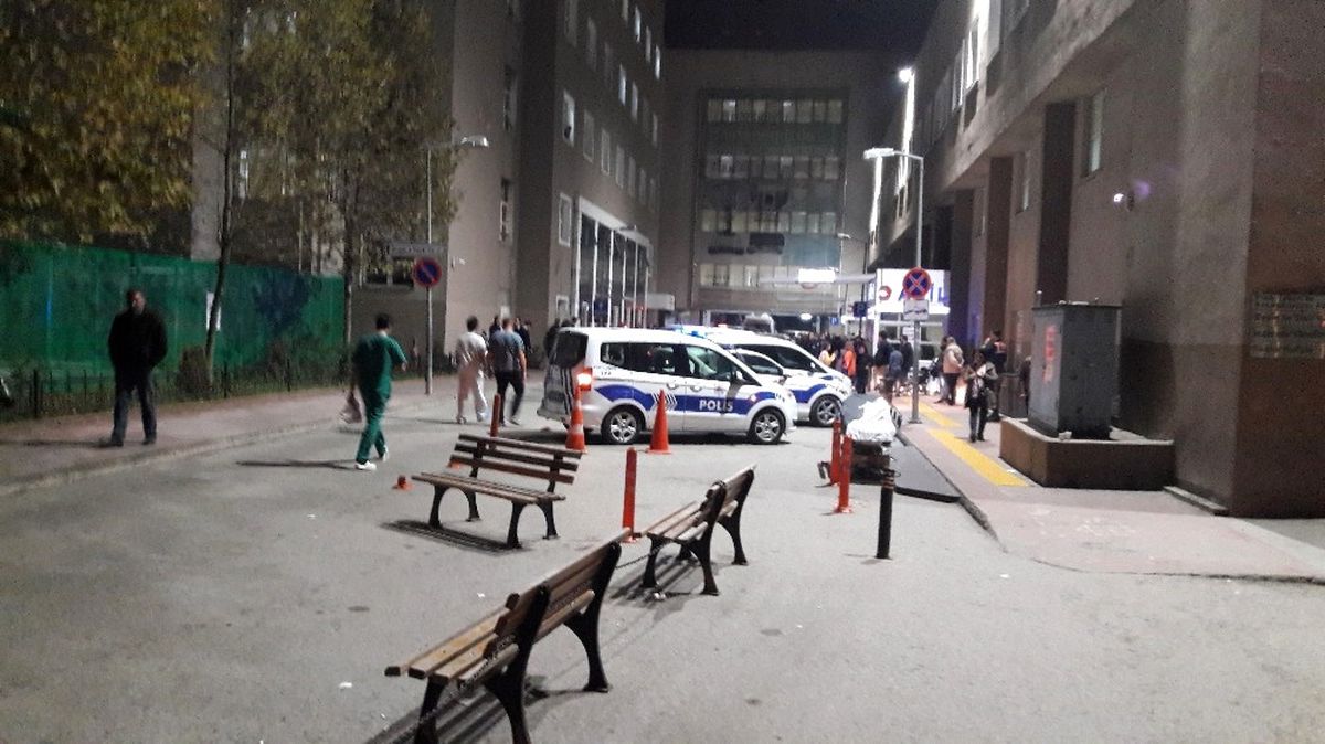 Acil Servis Önünde Bıçaklı Kavga: 5 Yaralı