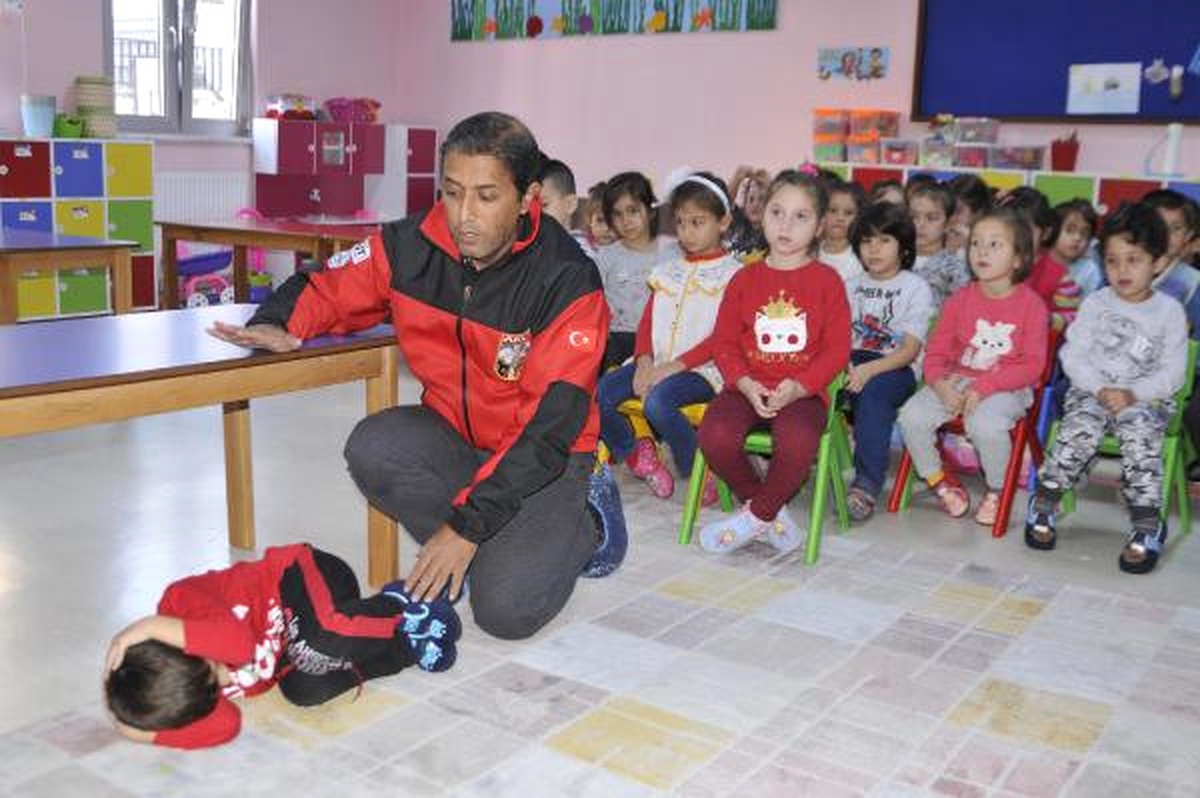 Akut, Anaokulu Öğrencilerine Depremde Hayatta Kalmayı Anlattı