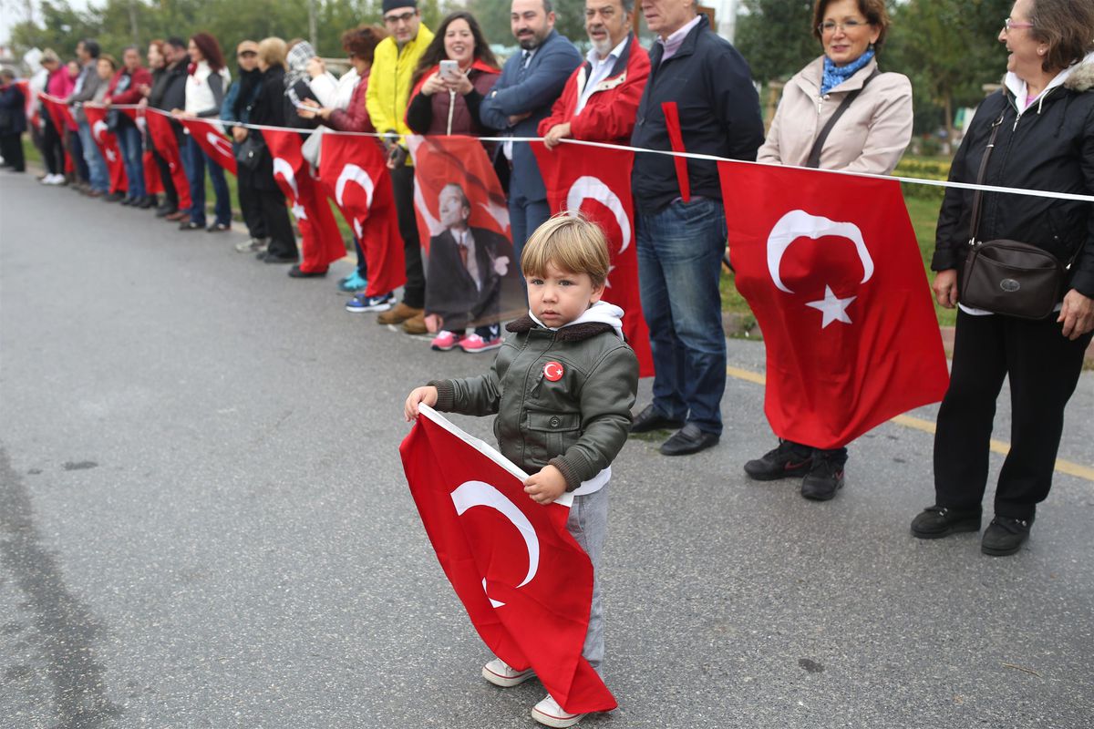 Atatürk İçin El Ele 