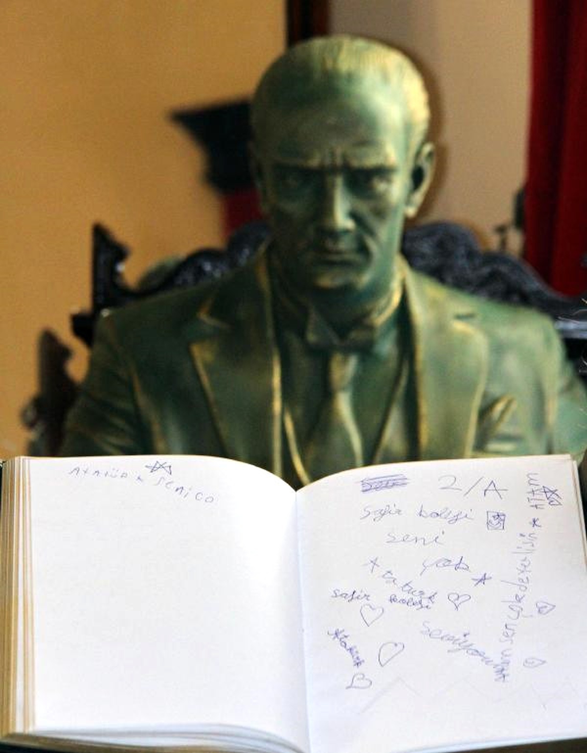 Atatürk Sevgisini Anı Defterine Kalp Çizerek Anlattı