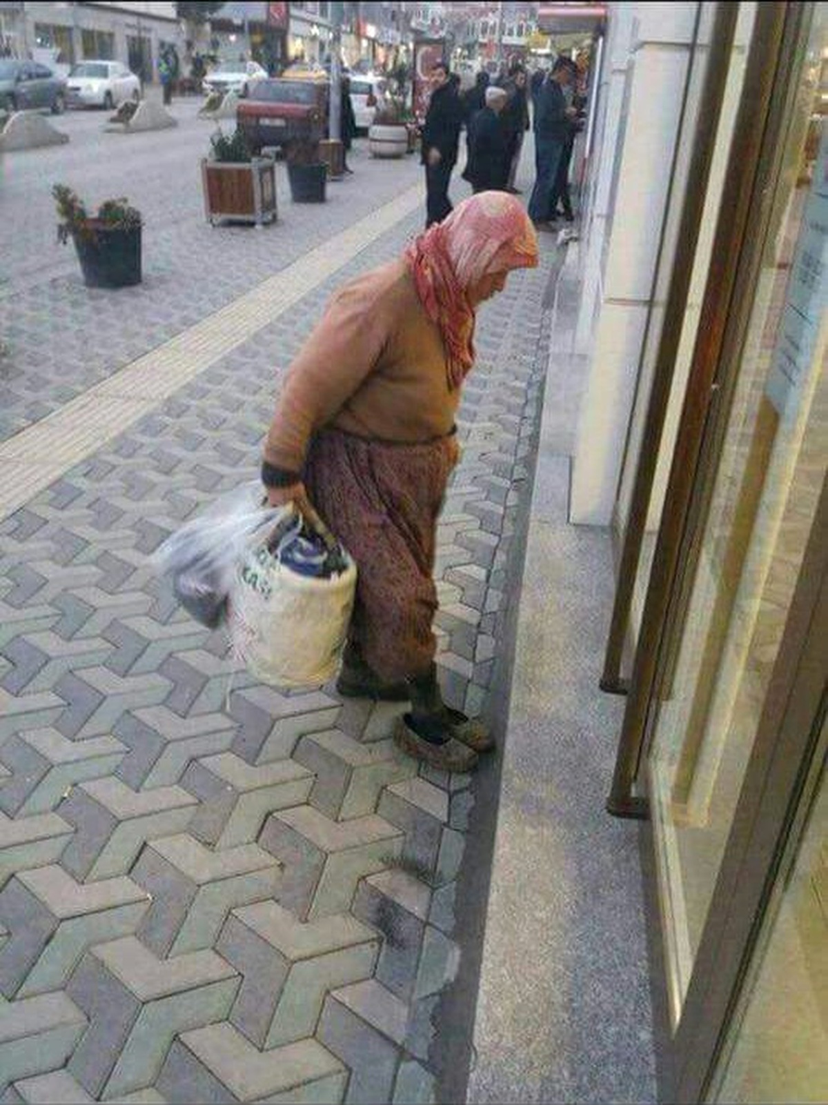 Bankaya Çamurlu Ayakkabılarını Çıkarıp Girdi