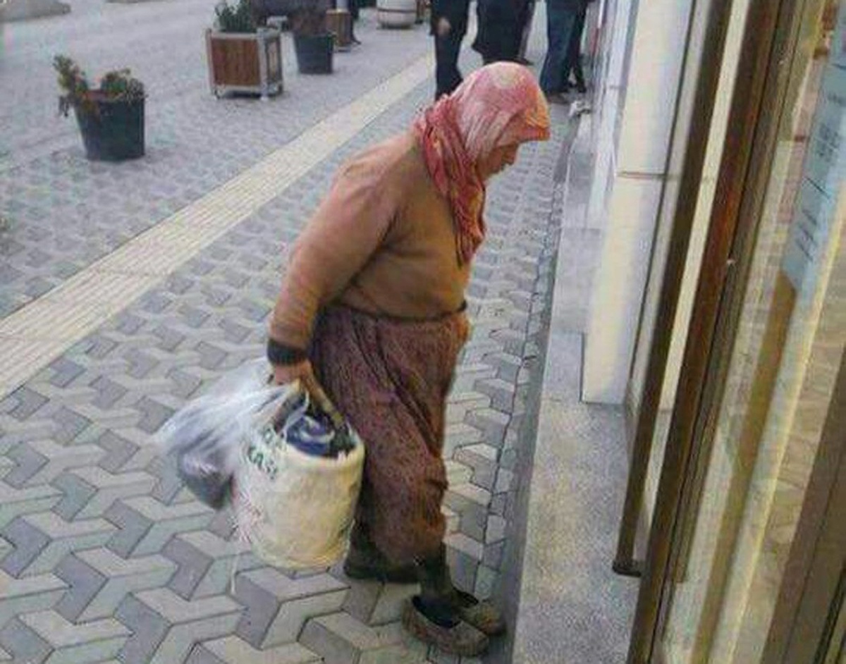 Bankaya Çamurlu Ayakkabılarını Çıkarıp Girdi