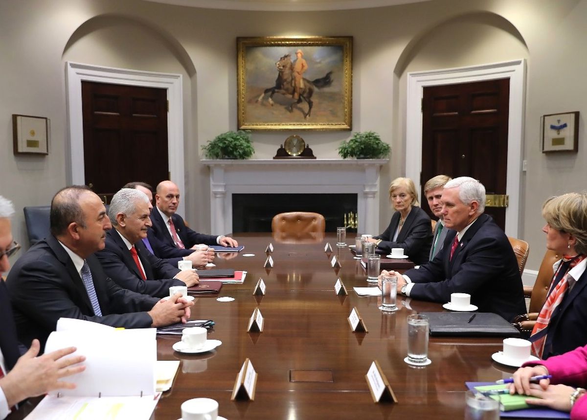 Başbakan Yıldırım, ABD Başkan Yardımcısı Pence ile Bir Araya Geldi