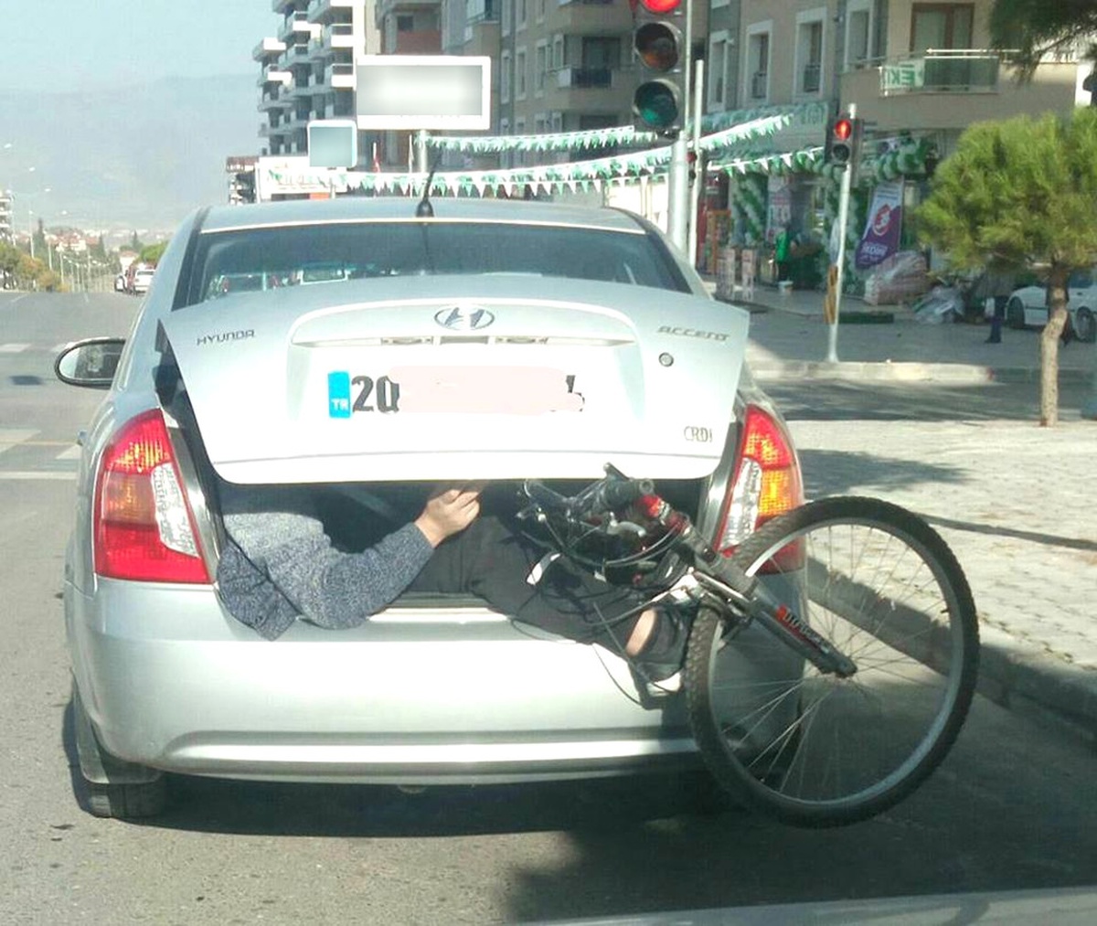Bisikletle Birlikte Otomobilin Bagajına Bindi