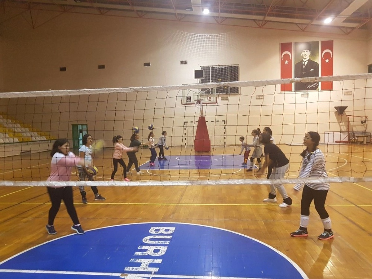 Burhaniyeli Gençler Voleybolu Sevdi