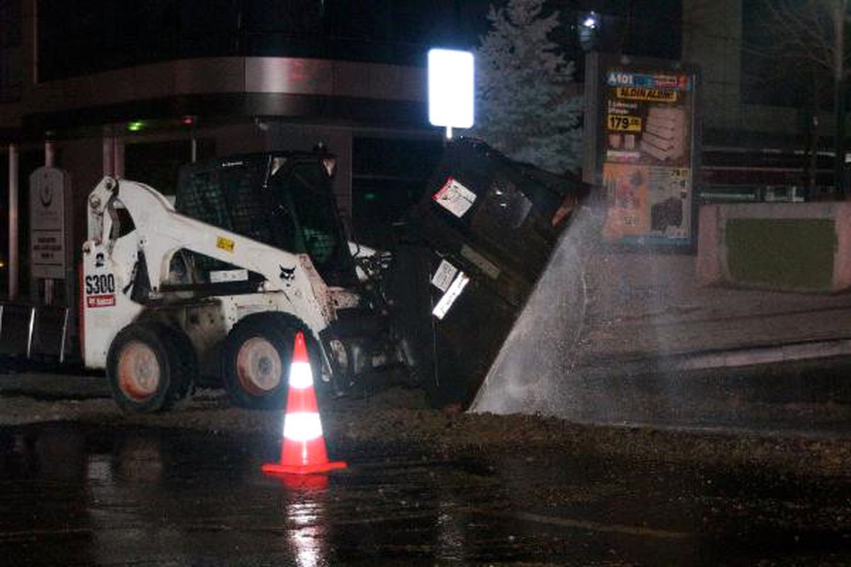 Caddede Çalışma Yapan İşçiler NATO Petrol Boru Hattını Deldi