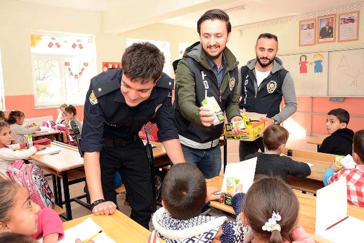 Çatak Polisinden Öğrencilere Kek, Çikolata ve Meyve Suyu