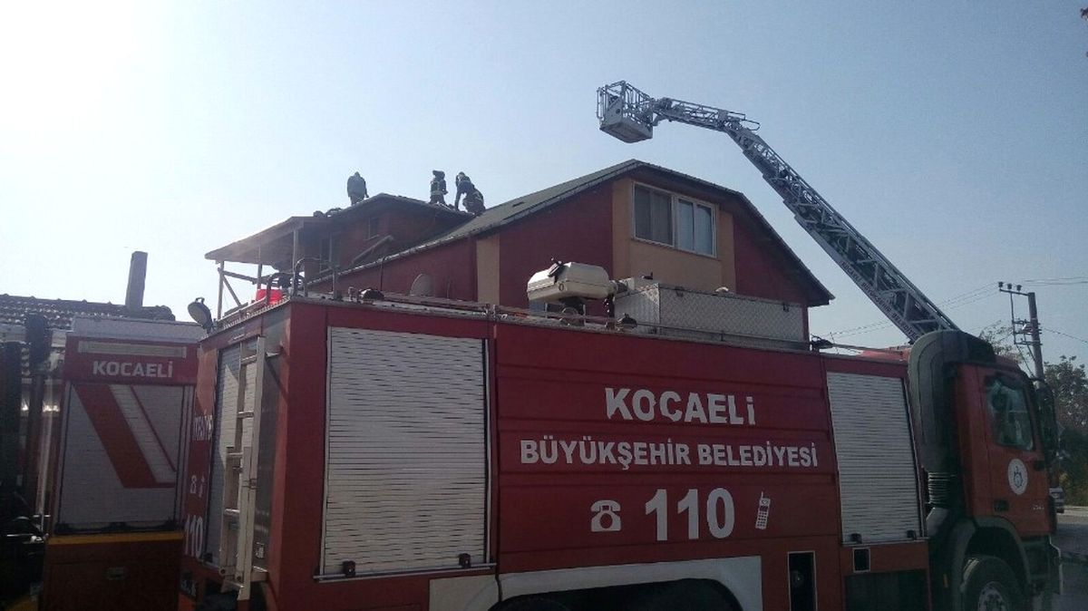 Çatı Yangınına İtfaiye Ekipleri Müdahale Etti