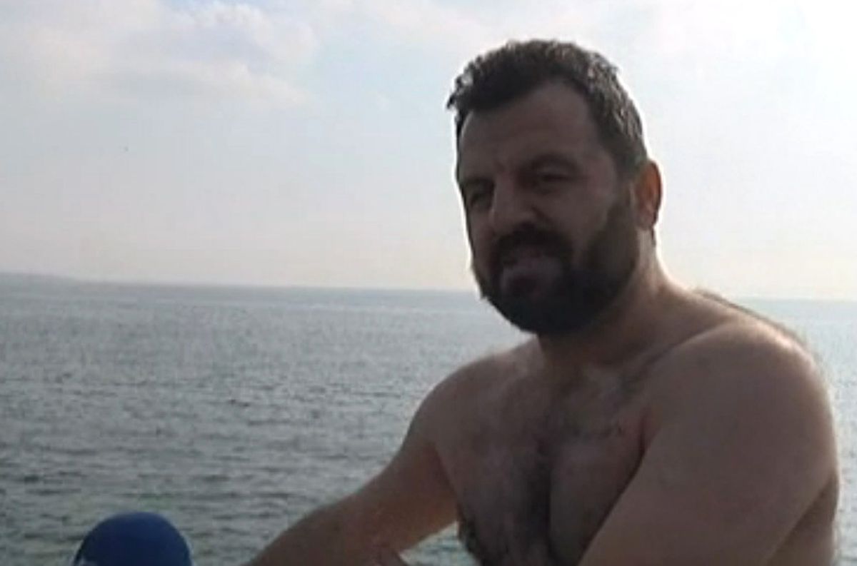 Denize Düşen Adamı Kurtarmak İçin Buz Gibi Suya Atladı