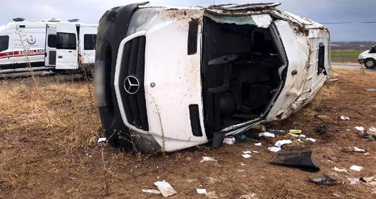 Diyarbakır\'da Öğretmenleri Taşıyan Servis Aracı Devrildi: 4\'ü Ağır 16 Yaralı