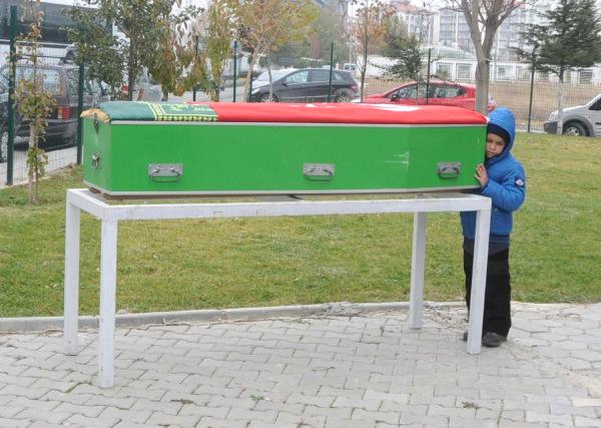 Egehan, Batan Gemide Ölen Babasının Tabutunun Başından Ayrılmadı