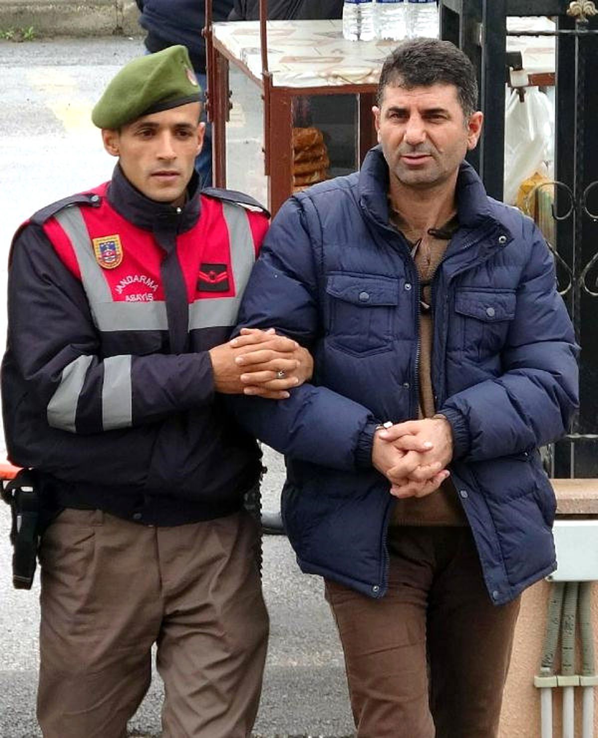 Fetö Şüphelisi Öğretmen, Eşi ve 4 Çocuğuyla Yunanistan\'a Kaçarken Yakalandı