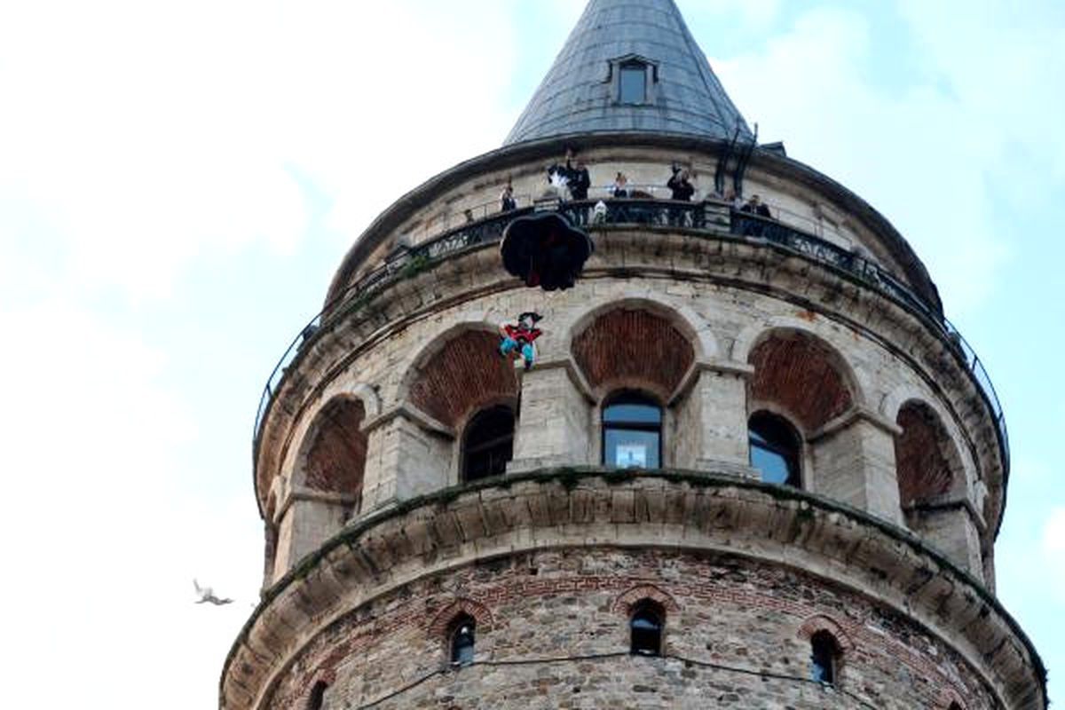 Galata Kulesi\'nden Tarihi Atlayış