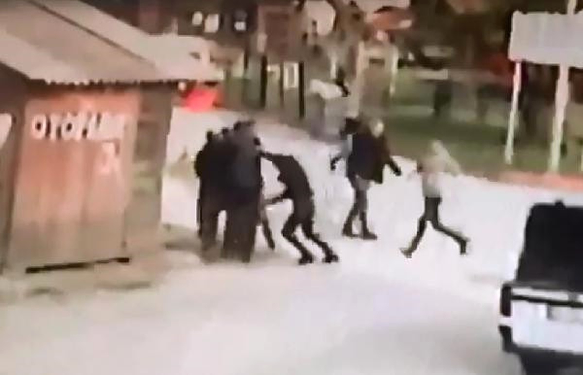 Gençlerin Kavgasına Babaları da Karıştı: 1\'i Ağır 4 Yaralı (2)