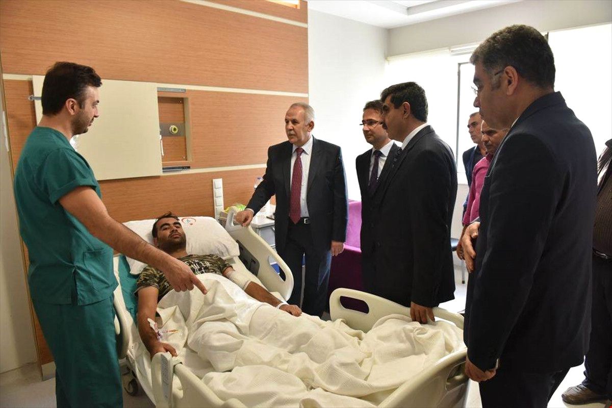 Hatay Valisi Ata\'dan Yaralı Polise Ziyaret