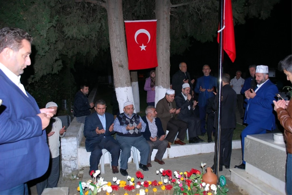 İstanbul\'lu Hafızlar, Şehit Polis Taşdemir\'in Kabrinde Kur\'an-ı Kerim Okudu