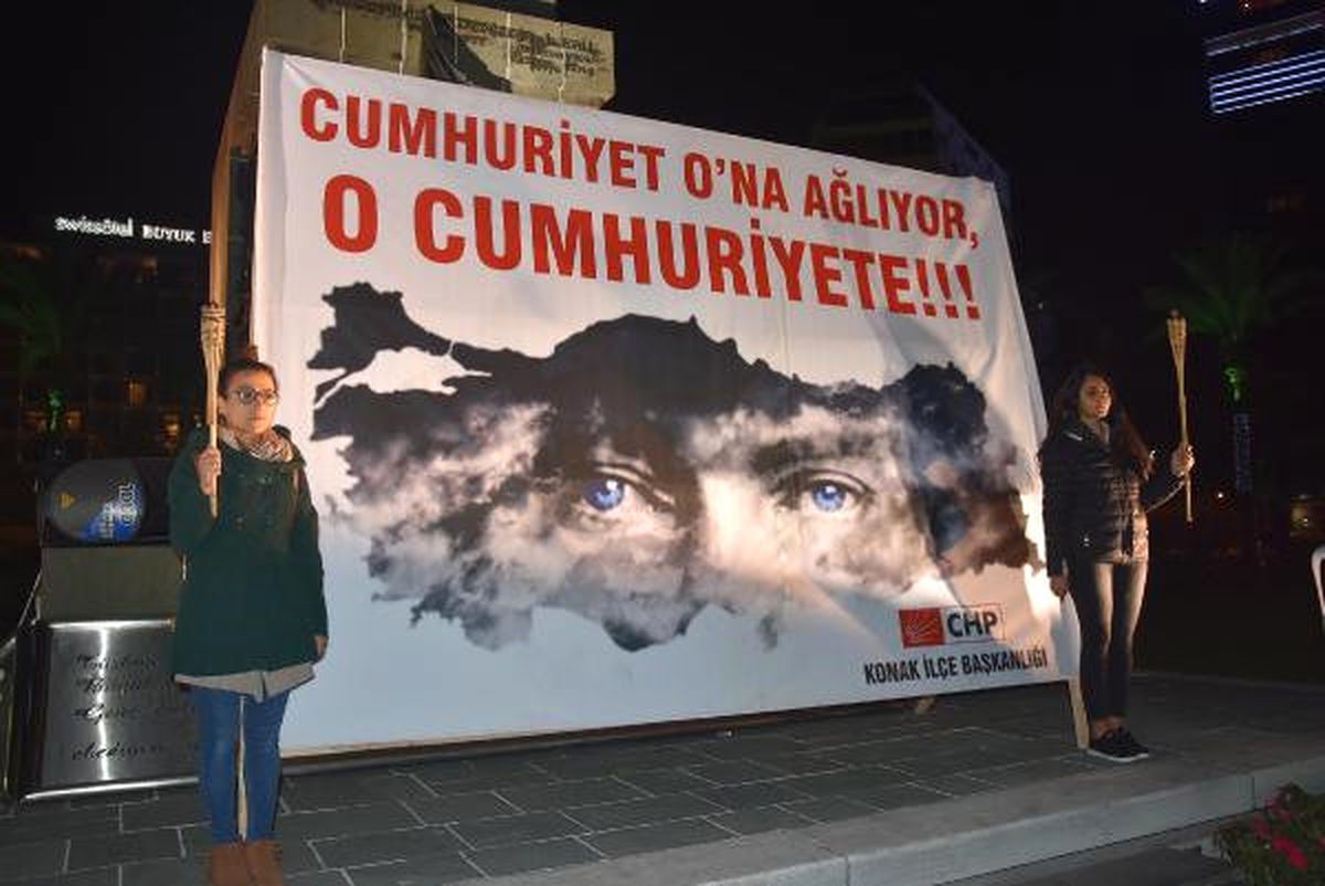 İzmir\'de Ata\'ya Saygı Nöbeti