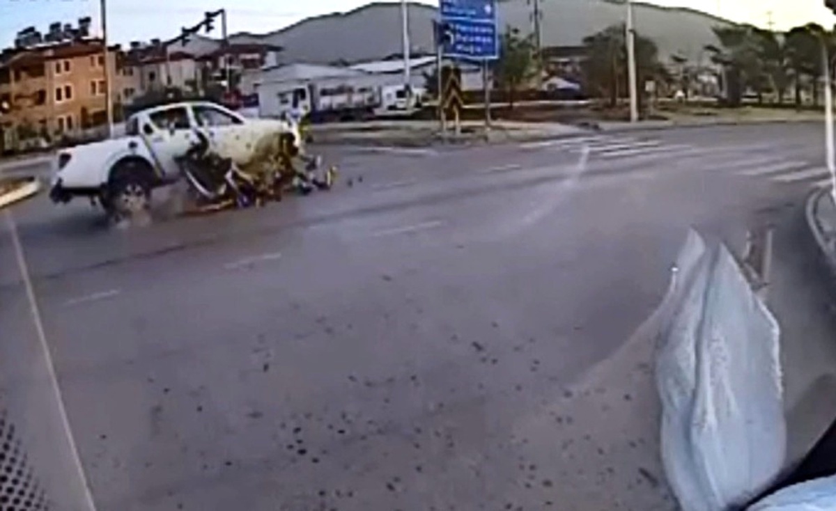 Kamyonet ile Motosiklet Çarpıştı: 1\'i Ağır 2 Yaralı