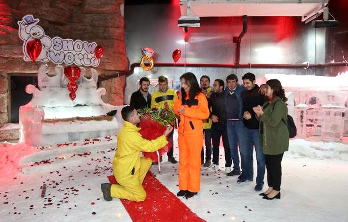Kar Dünyası\'nda Sürpriz Evlilik Teklifi