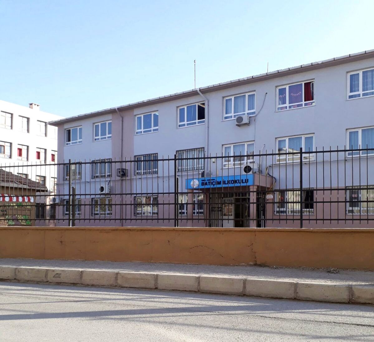 Kardeşinin Öğretmenini Sırtından Bıçakladı