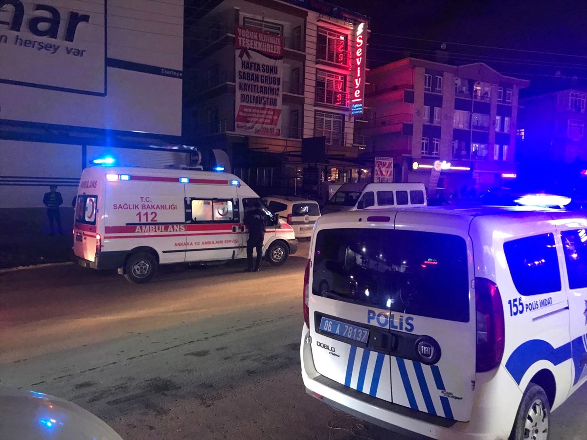 Kavgayı Ayırmaya Çalışırken Bıçaklandı